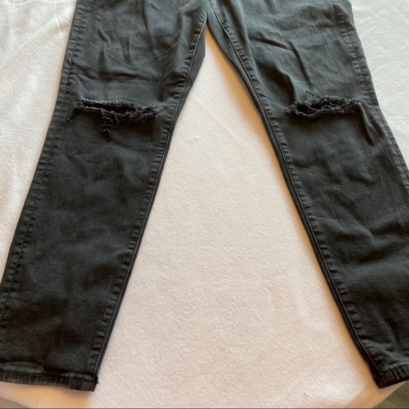 AE Super High-Rise Jeans w/ Holes in the Knees - Picture 2 of 7